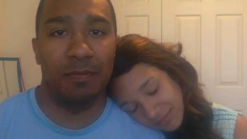 Father Stedmon and daughter Makayla showing affection during interview – Bild: Lion Television, LLC.