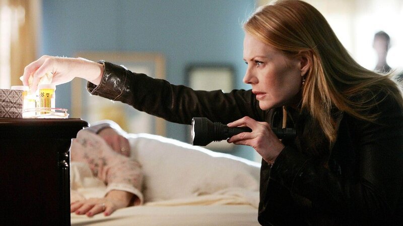 Die mysteriöse Todesserie reißt nicht ab, zwei weitere Opfer wurden gefunden. Catherine (Marg Helgenberger) sucht im Haus des ermordeten Ehepaares Martin nach Spuren. – Bild: MG RTL D /​ CBS