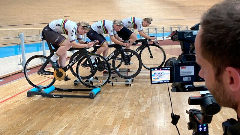 Sie fahren 70 km/​h schnell und das mit nur 5 Zentimetern Abstand. Pauline Grabosch, Emma Hinze und Lea Sophie Friedrich sind die schnellsten Bahnsprinterinnen der Welt. In Paris wollen die drei Cottbuserinnen Gold im Teamsprint. Jonas Schützeberg und Jörg Klawitter haben sie auf dem Weg dorthin ein Jahr lang begleitet. – Bahnsprinterinnen beim Training – Bild: rbb/​Jörg Klawitter