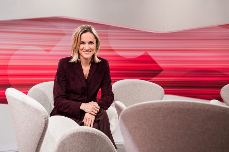 Moderatorin Barbara Lüthi – Bild: SRF /​ Oscar Alessio