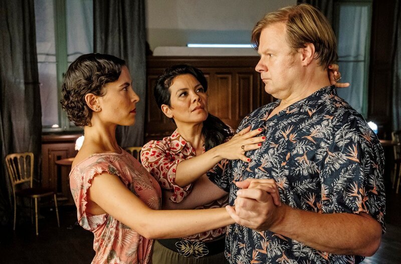 Maresa (Kara Wenham, Mitte) überprüft die Tangohaltung bei Frank (Michael A. Grimm) und Julia (Amanda da Gloria). Weiteres Bildmaterial finden Sie unter www.br-foto.de. – Bild: BR/die film gmbh/Hendrik Heiden Maresa (Kara Wenham, Mitte) überprüft die Tangohaltung bei Frank (Michael A. Grimm) und Julia (Amanda da Gloria). Weiteres Bildmaterial finden Sie unter www.br-foto.de. – Bild: BR/die film gmbh/Hendrik Heiden