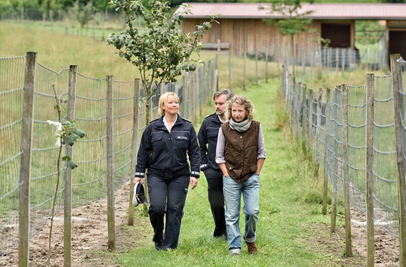 Ermittlungen auf der Straußenfarm: Nele (Floriane Daniel, l.) und Andreas Rambach (Ole Puppe, M.) befragen Jeanette Küblinger (Natalie Hünig, r.). – Bild: One