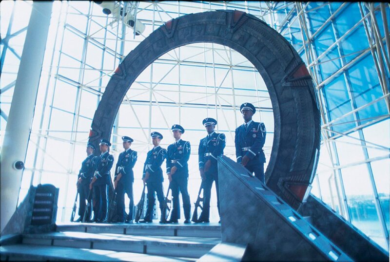 Im Jahre 2010 herrscht auf der Erde Frieden und die Menschheit lebt ohne größere Probleme und Krankheiten. Auch das Altern kann gestoppt werden. Doch die Errungenschaften haben eine schreckliche Schattenseite … – Bild: SYFY