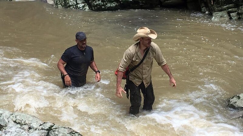 EJ Snyder und Jeff Zausch waten durch Wasser. – Bild: Discovery Communications