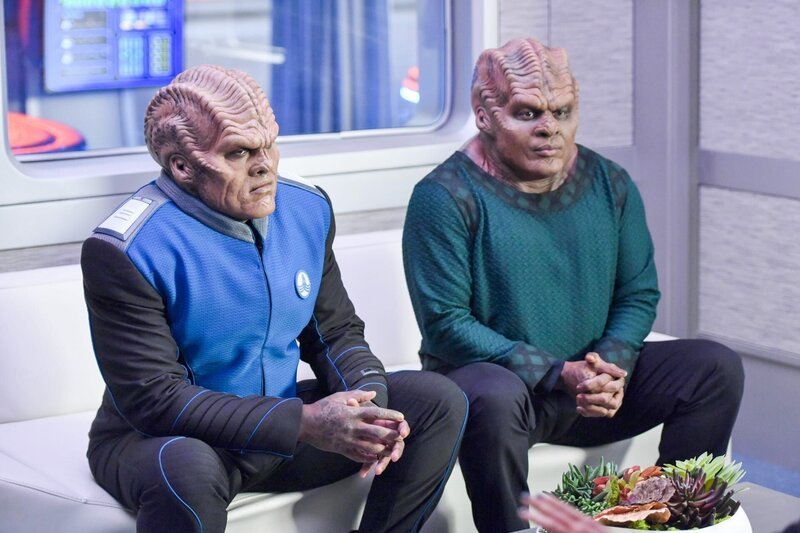 (v.li.): Peter Macon (Lt. Cmdr. Bortus), Chad L. Coleman (Klyden). – Bild: ORF/​PRO7/​© 2017 Fox/​Michael Becker