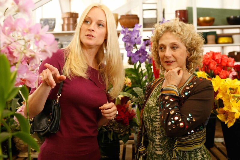 L-R: Stephanie Briggs (Teri Polo), Joy (Carol Kane) – Bild: Warner TV Serie