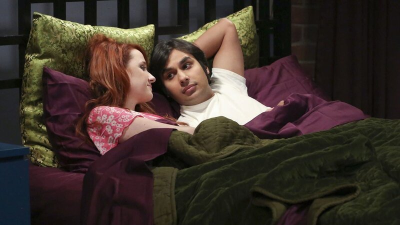 Laura Spencer (Emily Sweeney ), Kunal Nayyar – Bild: PLURIMEDIA (CBS Entertainment)