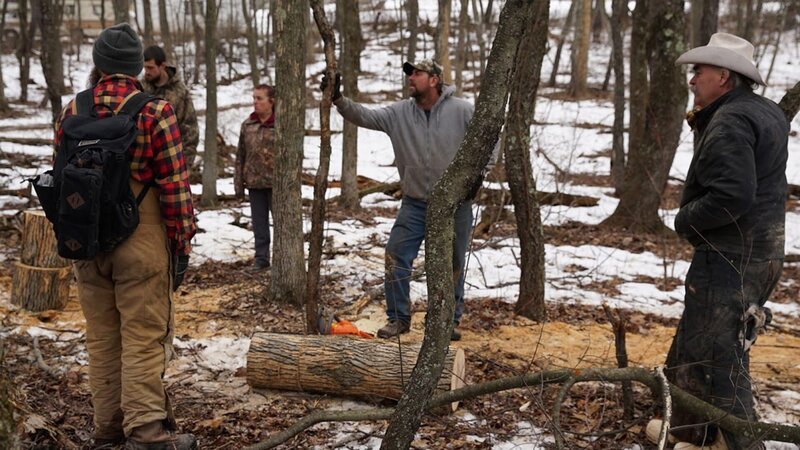 Matt Raney (backpack), Herbie Junior Russell, Florence Russell, Herb Senior Russell and Marty Raney in the forest , Marty sets the Russell a Wood Challenge near the Russell Family Homestead in Bedford, Pennsylvania. – Bild: Discovery Communications