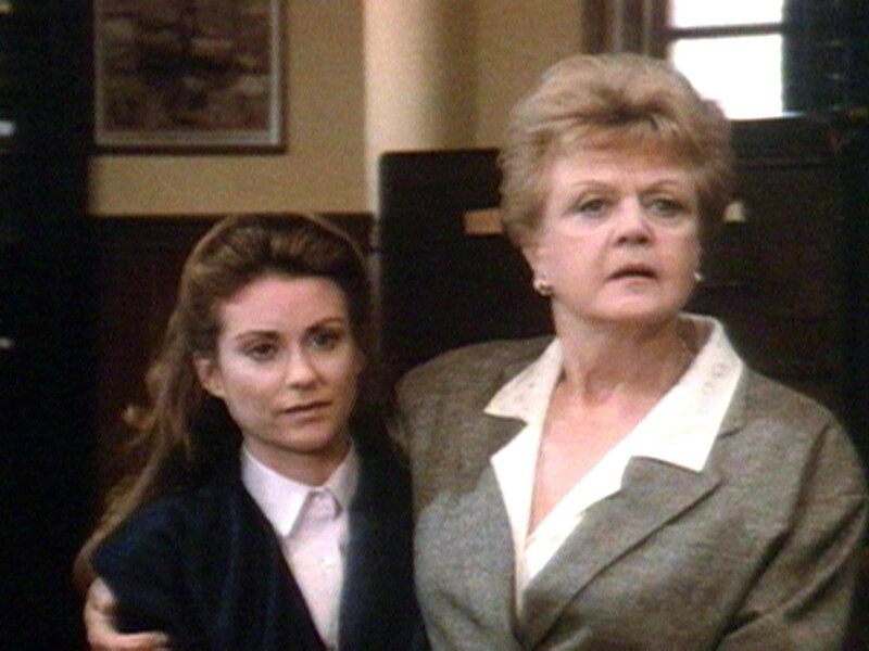 Jessica (Angela Lansbury) hat für die Verdächtige Molly (Megan Mullally) die Kaution gestellt. – Bild: Warner TV Serie