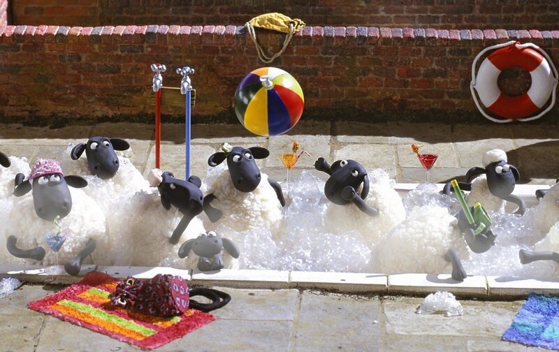 Mit einem ausgeklügelten Plan verschafft Bitzer dem Bauern eine leere Wanne und den Schafen ein wohltemperiertes Planschvergnügen. – Bild: WDR/​Aardman Animations Ltd.