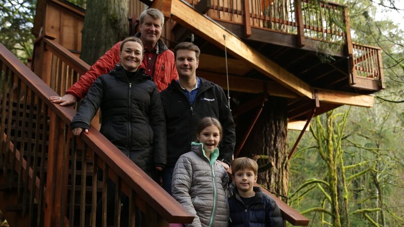 Pete Nelson and the clients during the reveal. – Bild: Animal Planet /​ Discovery Communications