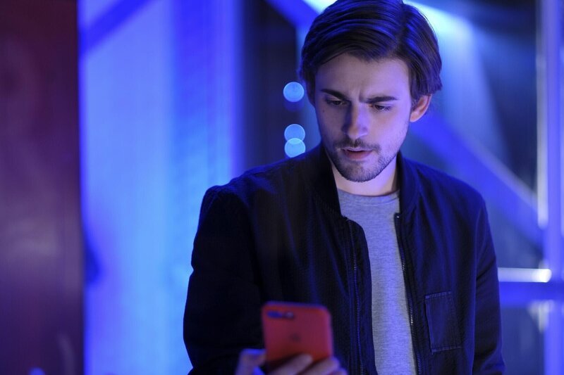 Liam (Charlie Rowe) – Bild: Dieses Bild darf ausschließlich nach Maßgabe der Allgemeinen Geschäftsbedingungen für die Presselounges der Sender der ProSiebenSat.1 Media SE (AGB) genutzt werden. Die in den AGB festgesetzten Rechteeinschränkungen sind unbedingt  …
