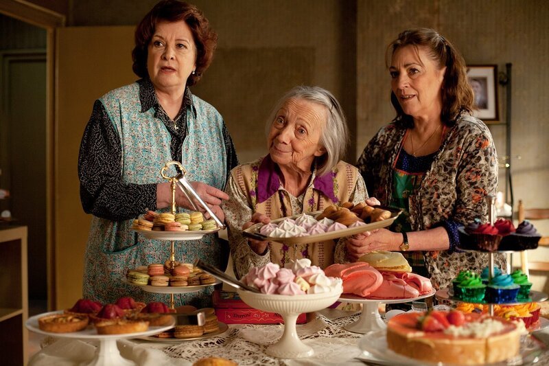 Hasch-Cookies statt Schwarzwälder Kirsch: Paulettes Freundinnen Lucienne (Dominique Lavanant), Renee (Françoise Bertin, m.) und Maria (Carmen Maura, r.) steigen in den lukrativen Kuchenverkauf ein. – Bild: Neue Visionen Filmverleih Hasch-Cookies statt Schwarzwälder Kirsch: Paulettes Freundinnen Lucienne (Dominique Lavanant), Renee (Françoise Bertin, m.) und Maria (Carmen Maura, r.) steigen in den lukrativen Kuchenverkauf ein. – Bild: Neue Visionen Filmverleih