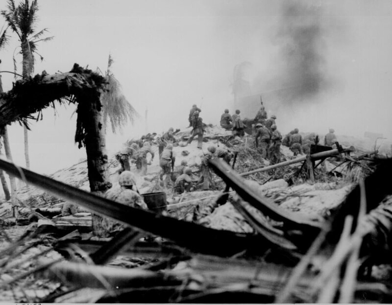 Tarawa, Gilbert Islands – Marines storm Tarawa, Gilbert Islands. – Bild: NGC /​ WO Obie Newcomb, Jr. /​ US Marine