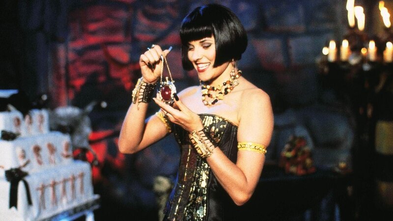 Die gerissene Xena (Lucy Lawless) erfreut sich an dem Gift, mit dem sie den Göttervater Zeus umbringen will. – Bild: TVNOW