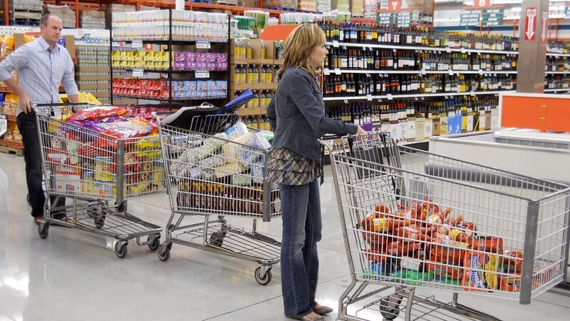 Rebecca and Jason pushing carts. – Bild: TLC /​ Photobank 22943_Ep 110_Rebecca08 /​ Discovery Communications