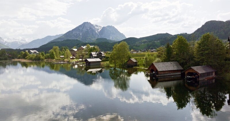 Bootshütten am Ausseer See. – Bild: ZDF und ORF/Wega -Film/Martin Stoni. Bootshütten am Ausseer See. – Bild: ZDF und ORF/Wega -Film/Martin Stoni.