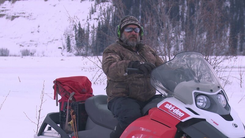 Mark on a snowmobile. – Bild: Discovery Communications