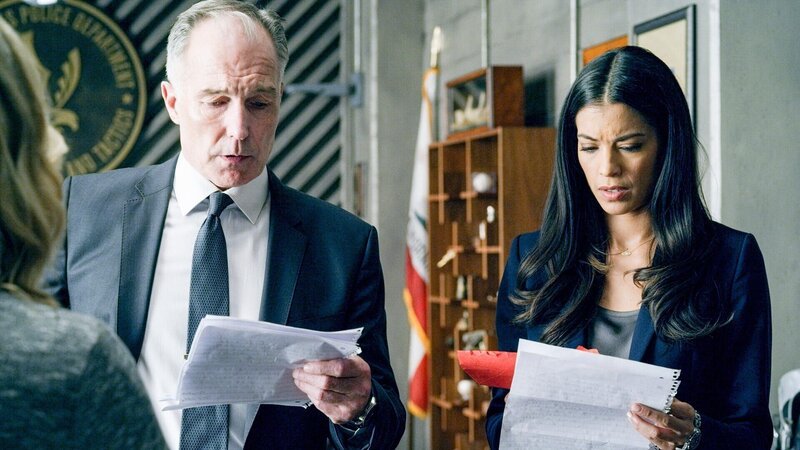 Patrick St. Esprit (Robert Hicks), Stephanie Sigman (Jessica Cortez). – Bild: ORF/​Sony Pictures/​CBS