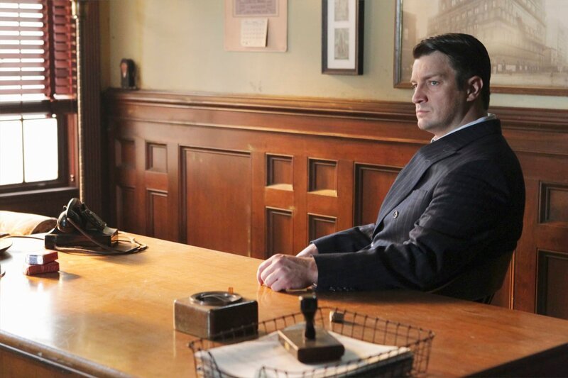 In seinen Gedanken sieht sich Castle (Nathan Fillion) als Privatdetektiv Joe Flynn aus dem Jahr 1947, der dabei ist, zwei Mordfälle aufzuklären … – Bild: Universal TV