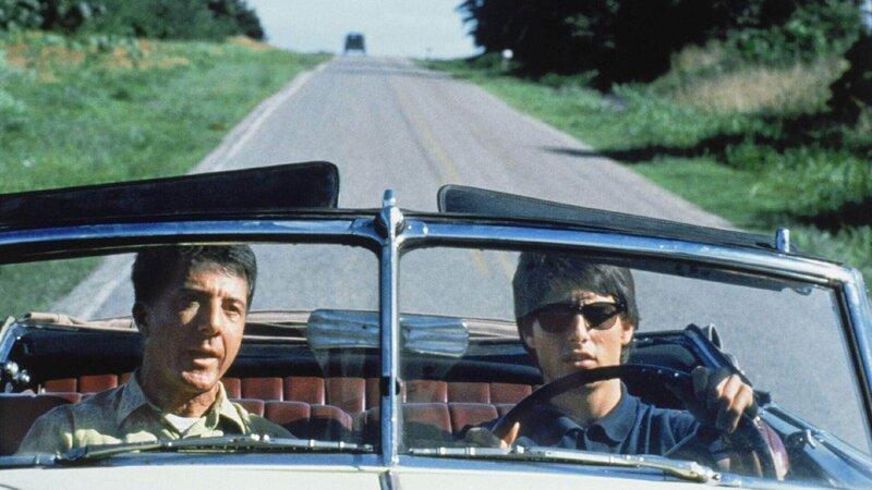 Auf dem langen Weg nach Kalifornien entdeckt Charlie (Tom Cruise, re.) immer mehr irritierende Eigenschaften an seinem autistischen Bruder Raymond (Dustin Hoffman. Und nicht nur das – langsam beginnt der herzlose Yuppie wirklich etwas für seinen Bruder zu empfinden … Die Verwendung des sendungsbezogenen Materials ist nur mit dem Hinweis und Verlinkung auf RTL+ gestattet. – Bild: RTL Auf dem langen Weg nach Kalifornien entdeckt Charlie (Tom Cruise, re.) immer mehr irritierende Eigenschaften an seinem autistischen Bruder Raymond (Dustin Hoffman. Und nicht nur das – langsam beginnt der herzlose Yuppie wirklich etwas für seinen Bruder zu empfinden … Die Verwendung des sendungsbezogenen Materials ist nur mit dem Hinweis und Verlinkung auf RTL+ gestattet. – Bild: RTL