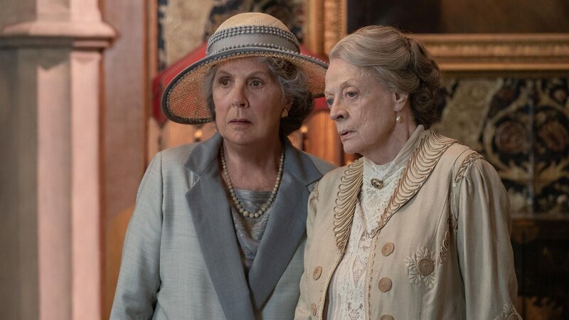 Isobel Merton (Penelope Wilton, l.); Violet Grantham (Maggie Smith, r.) – Bild: 2022 Focus Features LLC. All Rights Reserved. Lizenzbild frei Isobel Merton (Penelope Wilton, l.); Violet Grantham (Maggie Smith, r.) – Bild: 2022 Focus Features LLC. All Rights Reserved. Lizenzbild frei
