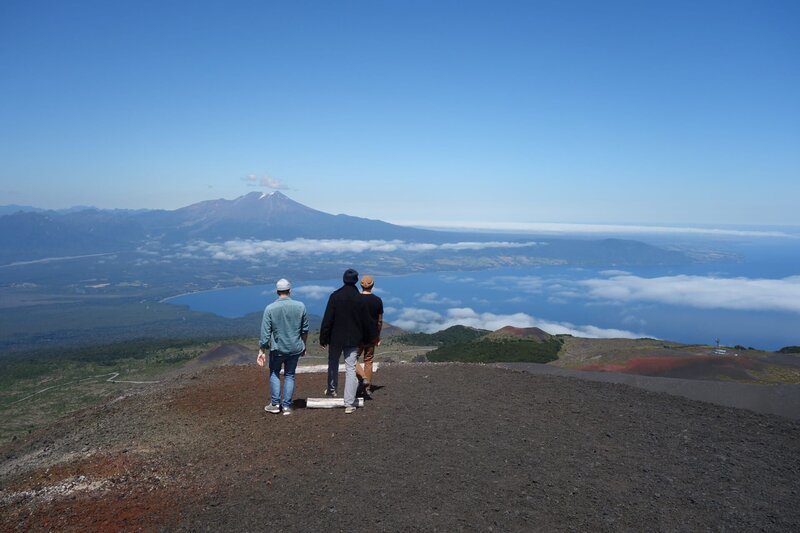 Puerto Montt in Chile. Pablo Grande, Arno Koch und Florian Pfaff machen einen Ausflug auf den Vulkan Osorno. – Bild: Farah M’haimdat /​ BR, Bewegte Zeiten Filmproduktion GmbH