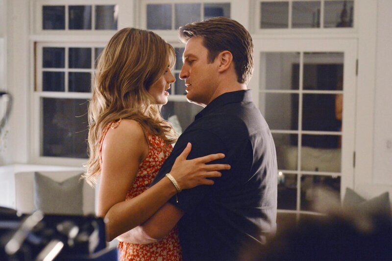 Verbringen ein romantisches Wochenende in den Hamptons: Richard Castle (Nathan Fillion, r.) und Kate Beckett (Stana Katic, l.) – Bild: Universal TV