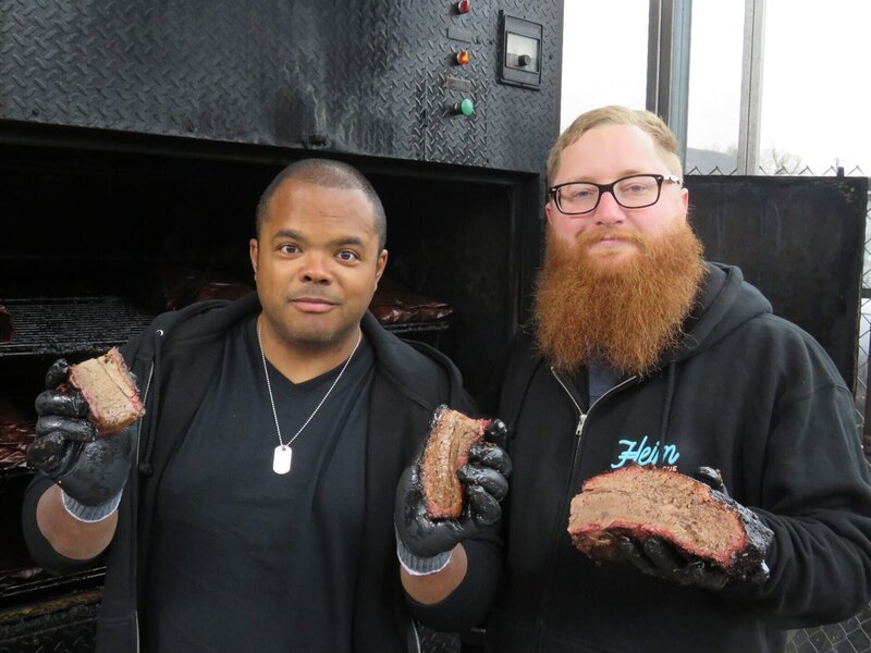 Roger Mooking (l.) – Bild: 2018, Cooking Channel, LLC. All Rights Reserved Lizenzbild frei