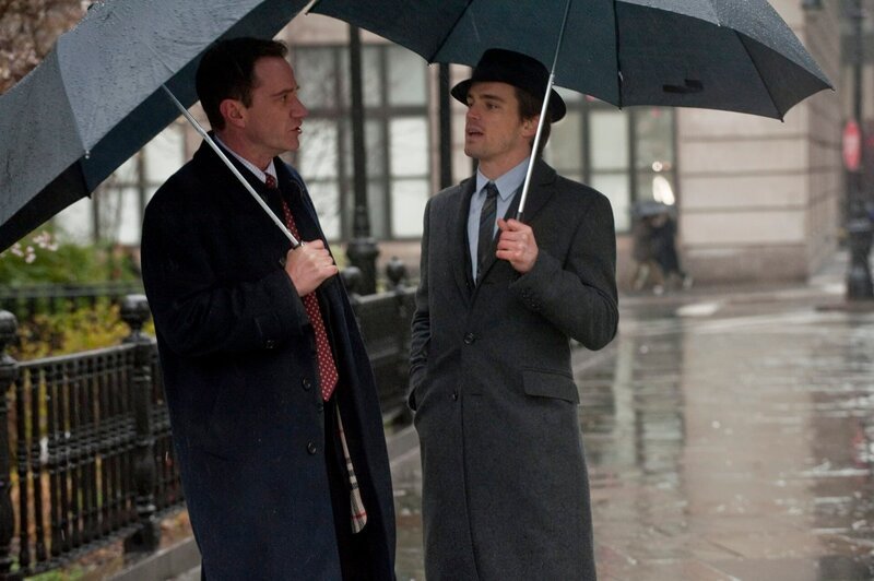 Peter (Tim DeKay, li.) und Neal (Matt Bomer) bekommen die Chance den kriminellen FBI-Agenten Fowler, der ihnen das Leben schwer macht, loszuwerden, als sie eine Verbindung zwischen Fowler und einer korrupten Bundesrichterin entdecken. – Bild: Warner TV Serie