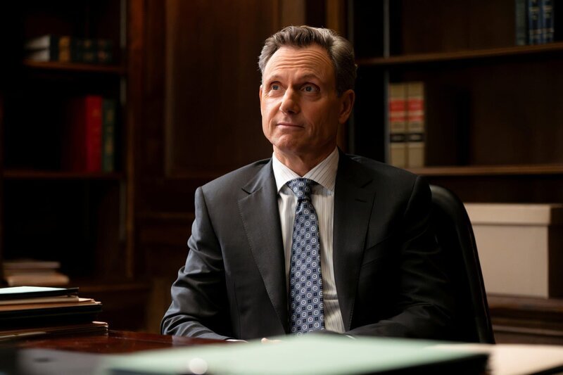 Tony Goldwyn as DA Nicholas Baxter -- (Photo by: Virginia Sherwood/​NBC) – Bild: NBC /​ UNIVERSAL /​ Die Verwendung ist nur bei redaktioneller Berichterstattung im Rahmen einer Programmankündigung ab 2 Monate vor der ersten Auss /​ © 2024 Universal Television LLC. ALL RIGHTS RESERVED.© 2024 Universal Television LLC. ALL RIGHTS RESERVE