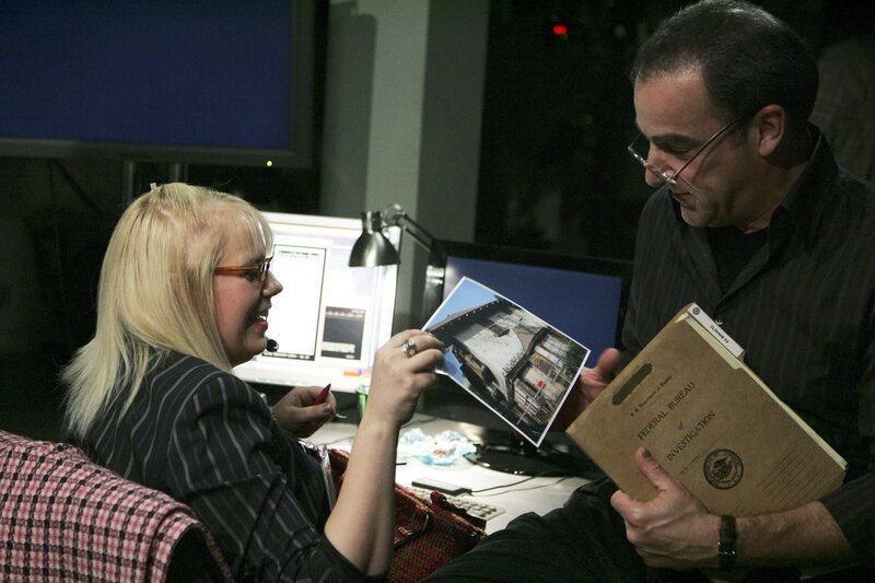 Suchen nach Hinweisen: Penelope Garcia (Kirsten Vangsness, l.) und Special Agent Jason Gideon (Mandy Patinkin, r.) …. – Bild: TOUCHSTONE TV