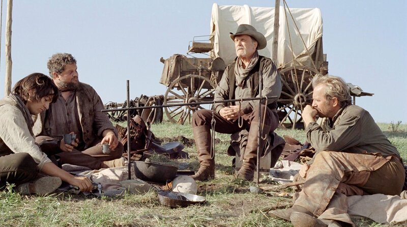 Charley Waite (Kevin Costner), Boss Spearman (Robert Duvall, 2. v. re.), Mose (Abraham Benrubi) und Button (Diego Luna, li.) führen ein einfaches, aber glückliches Cowboy-Leben. – Bild: ZDF und ARD Degeto.