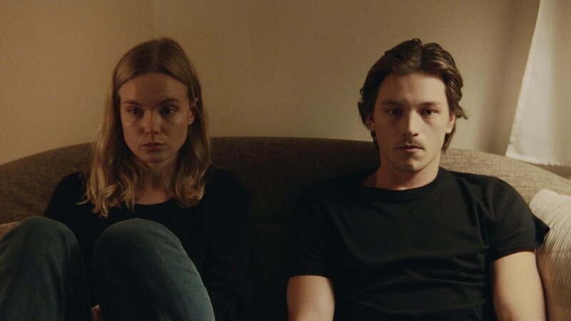 Siri (Matilda Källström) und David (Simon Lööf) – Bild: RTL /​ © 2021 Yellow Bird Sverige