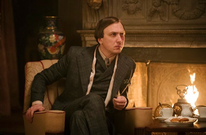 Babylon Berlin Staffel 3 Folge 9 Sieht seinen Racheplan aufgehen: Lars Eidinger als Alfred Nyssen Copyright: SRF/​X Filme Creative Pool GmbH/​ARD Degeto Film GmbH/​Sky Deutschland/​WDR/​Beta Film GmbH/​Frédéric Batier – Bild: SRF/​X Filme Creative Pool GmbH/​ARD Degeto Film GmbH/​Sky Deutschland/​WDR/​Beta Film GmbH/​Frédéric Batier