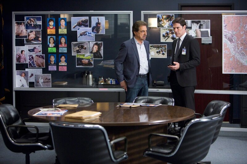 Ein Heckenschütze tötet in einem Einkaufszentrum in Dallas, Texas, sechs Menschen. Hotch (Thomas Gibson, r.) und Rossi (Joe Mantegna, l.) beginnen sofort mit den Ermittlungen … – Bild: 13th Street