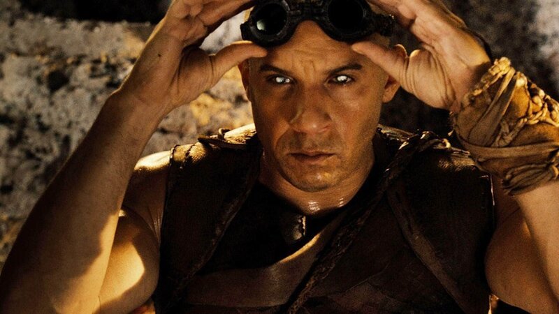 Weltraumflüchtling Riddick (Vin Diesel) befindet sich auf einem unbewohnten Wüstenplanet, auf den er sich retten musste. Als er es schafft, einen Notruf abzusetzen, lockt er damit auch Kopfgeldjäger sowie Söldner an, die es auf ihn auf den flüchtigen Sträfling abgesehen haben&nbsp;… – Bild: MG RTL D /​ Universal Pictures