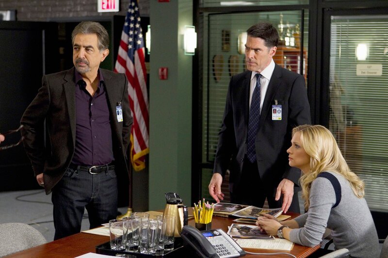 In einer stillgelegten psychiatrischen Anstalt in Oregon wird die Leiche einer jungen Frau gefunden, die im Stil der Renaissance gekleidet und geschminkt wurde. David Rossi (Joe Mantegna, l.), Hotch (Thomas Gibson, M.) und JJ (A. J. Cook, r.) beginnen mit den Ermittlungen … – Bild: American Broadcasting Companies, Inc.