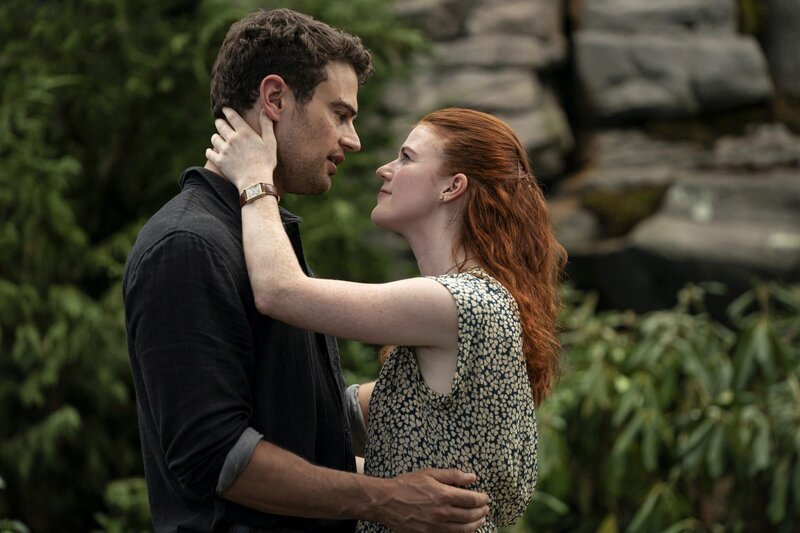 Henry (Theo James) und Clare (Rose Leslie) – Bild: Warner /​ Die Verwendung ist nur bei redaktioneller Berichterstattung im Rahmen einer Programmankündigung ab 2 Monate vor der ersten Auss /​ © 2021 Home Box Office, Inc. All rights reserved. HBO® and all related programs are the property  …