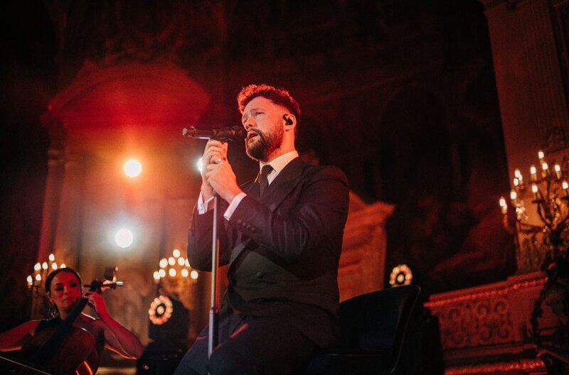 SWR3 Casino Session mit Calum Scott. Im stilvollen Ambiente des Florentiner Saals des Casinos Baden-Baden spielte er ein exklusives Konzert. – Bild: ZDF und SWR/SWR3/Niko Neithardt. SWR3 Casino Session mit Calum Scott. Im stilvollen Ambiente des Florentiner Saals des Casinos Baden-Baden spielte er ein exklusives Konzert. – Bild: ZDF und SWR/SWR3/Niko Neithardt.