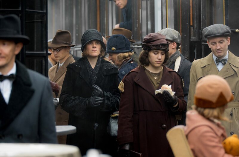Elisabeth Behnke (Fritzi Haberlandt, Mitte) versucht an geheime Dokumente zu kommen. – Bild: Frédéric Batier/​X Filme Creative Pool/​SKY/​ARD Degeto