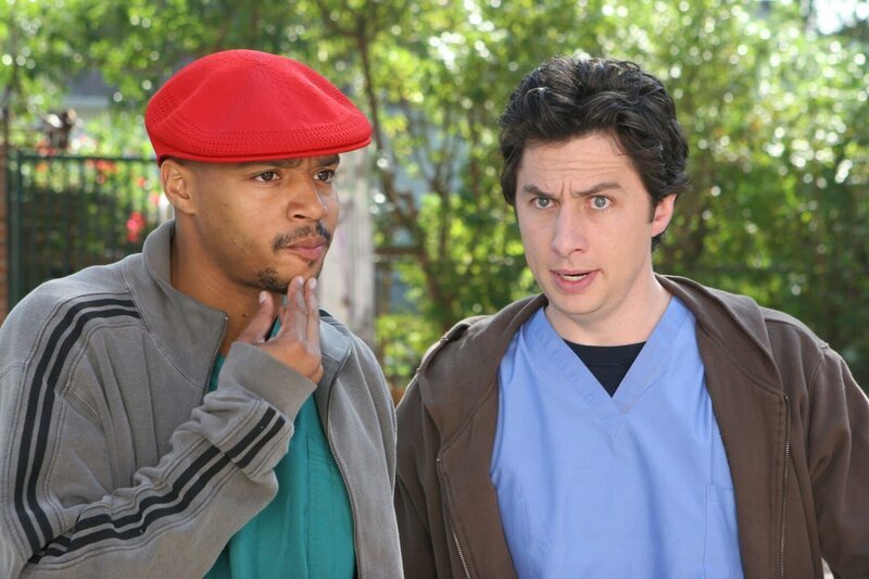 Um seinen gebührenden Dank zu erhalten, fährt J.D. (Zach Braff, r.) gemeinsam mit Turk (Donald Faison, l.) zu Mr. Sutton nach Hause … – Bild: Touchstone Television