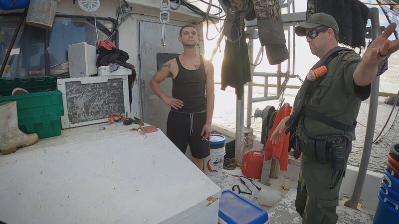 Austin Laundry konfisziert mit seinem Partner Adam Young auf einem Fischerboot in der Nähe von Venice 680 Kilo Garnelen, denn der Kapitän des Wasserfahrzeugs kann keine kommerzielle Lizenz vorweisen. – Bild: Warner Bros. Discovery