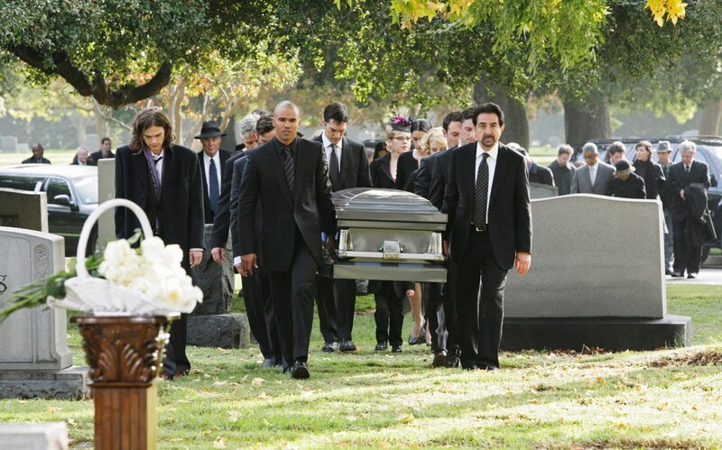 Geben Haley Hotcher das letzte Geleit: Reid (Matthew Gray Gubler, vorne l.), Morgan (Shemar Moore, vorne M.), Hotch (Thomas Gibson, hintern Sarg, l.), Garcia (Kirsten Vangsness, hinterm Sarg, r.) und Rossi (Joe Mantegna, vorne r.) … – Bild: 13th Street