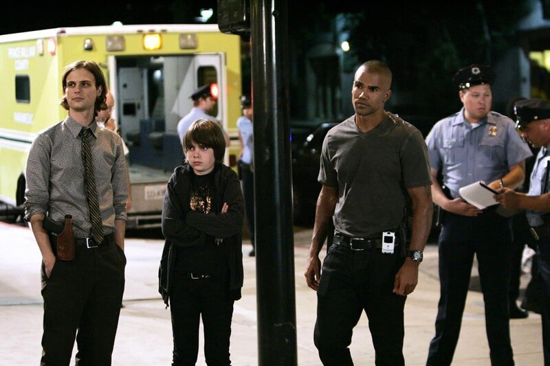 Da Katie in Jeremys (Alexander Gould, M.) Gegenwart entführt wurde, soll Jeremy den Tathergang schildern. Aber Reid (Matthew Gray Gubler, l.) und Morgan (Shemar Moore, r.) haben das Gefühl, dass der Junge nicht die ganze Wahrheit sagt … – Bild: PLURIMEDIA (ABC Studios)
