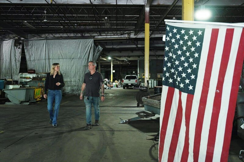 Barbara Lüthi mit Kenny Greco in seinem Recyclingunternehmen in Youngstown, Ohio – Bild: Sergio Cassini