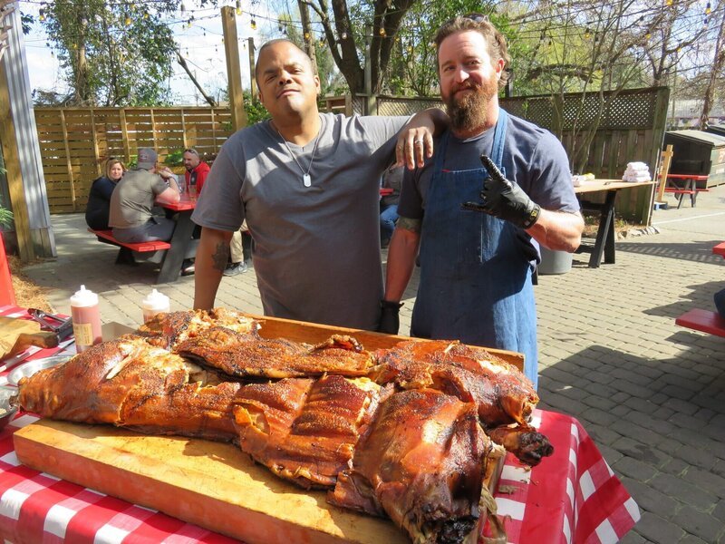 Roger Mooking (l.) – Bild: 2018, Cooking Channel, LLC. All Rights Reserved Lizenzbild frei