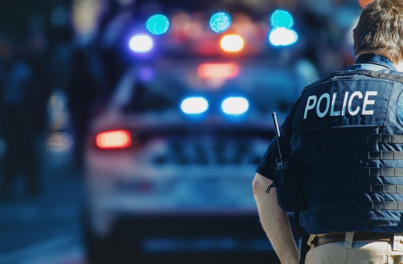Polizeibeamter im Dienst – Bild: shutterstock