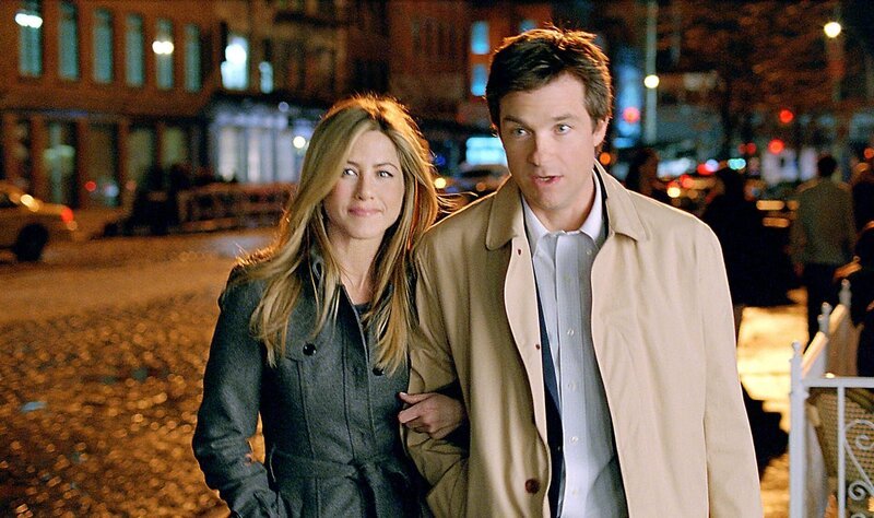 Kassie Larson (Jennifer Aniston) und Wally Mars (Jason Bateman) – Bild: PLURIMEDIA (Baster Productions, LLC) Kassie Larson (Jennifer Aniston) und Wally Mars (Jason Bateman) – Bild: PLURIMEDIA (Baster Productions, LLC)