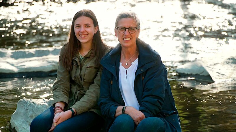 Michaela Stoßberg (r) und ihre Tochter Johanna haben als ausgewiesene „Wupperpatinnen“ die Verantwortung für ein kleines Stück Wupper übernommen. Alle paar Wochen begeben sie sich auf Säuberungs-Tour entlang des Ufers, um „ihren“ Fluss so adrett zu erhalten, wie er inzwischen – nach den „schmutzigen“ Jahrzehnten – endlich wieder ist. – Bild: WDR/Clemens Gersch Michaela Stoßberg (r) und ihre Tochter Johanna haben als ausgewiesene „Wupperpatinnen“ die Verantwortung für ein kleines Stück Wupper übernommen. Alle paar Wochen begeben sie sich auf Säuberungs-Tour entlang des Ufers, um „ihren“ Fluss so adrett zu erhalten, wie er inzwischen – nach den „schmutzigen“ Jahrzehnten – endlich wieder ist. – Bild: WDR/Clemens Gersch